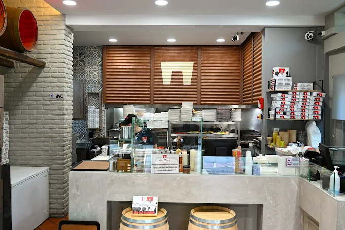 indoors - to paradosiako souvlatzidiko larisa