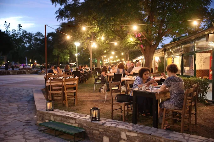 outdoor seating - to paradosiako souvlatzidiko larisa