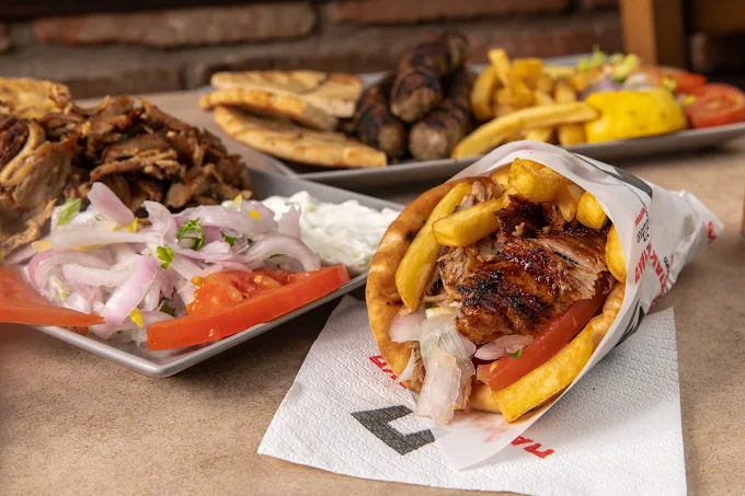 gyros snadwiches - to paradosiako souvlatzidiko larisa