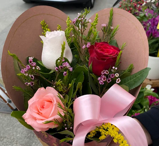 roses bouquet - anthokipos flower shop volos 