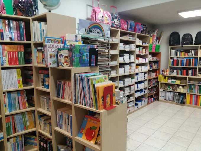 indoors - to trigono book store volos