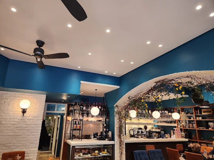 indoors  - le jardin de flore coffee shop volos 