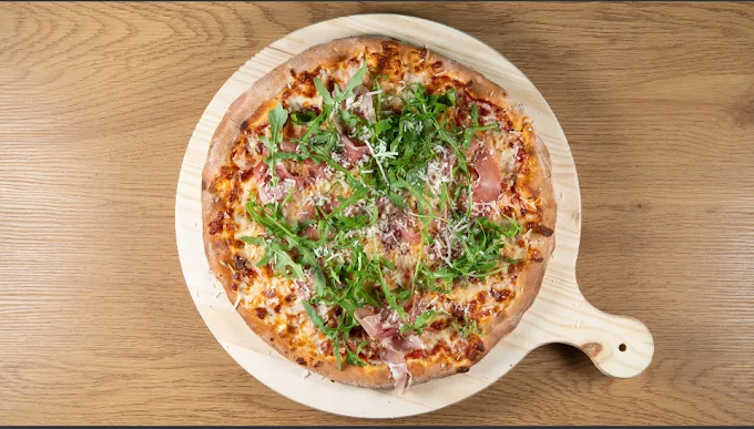 pizza with proscuito and rocket  - alessandro pizzeria volos 