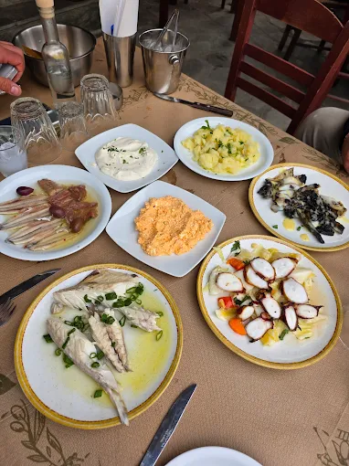 fish meze  - mpoumpoukos tsipouradiko volos 