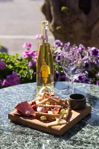 wine and cheese board - agora 1955 portaria volos 