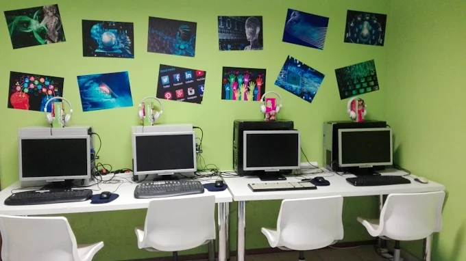 classroom with computers - lingaplus trikala