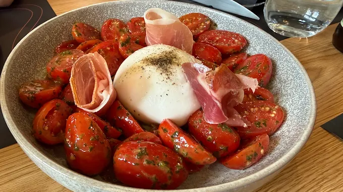 mozzarella salad  - nolo cuisine restaurant trikala
