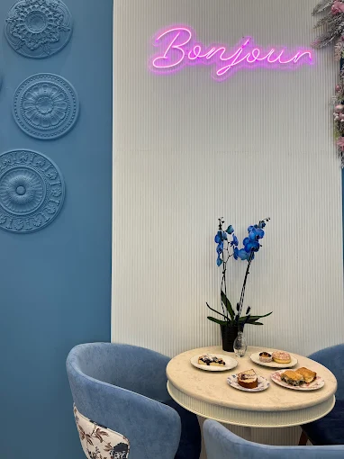 cakes and breakfast  - bonjour friends and family drama