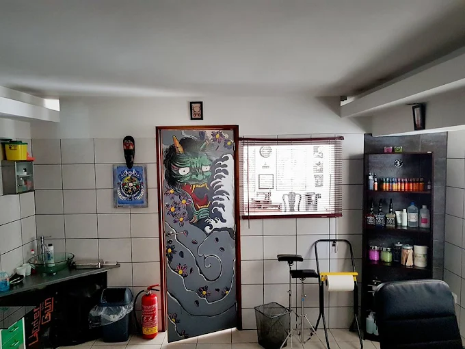 indoors - Under the Gun Tattoo studio