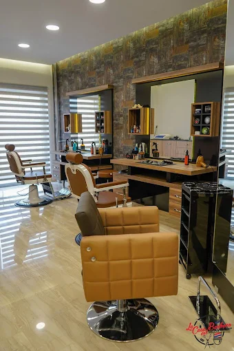 indoors  - la casa del barbero barber shop komotini