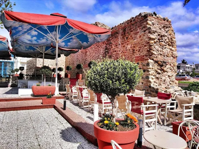 outdoors seating - leschi komotinaion coffee store komotini 