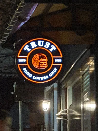 logo  - trust pizzeria komotini