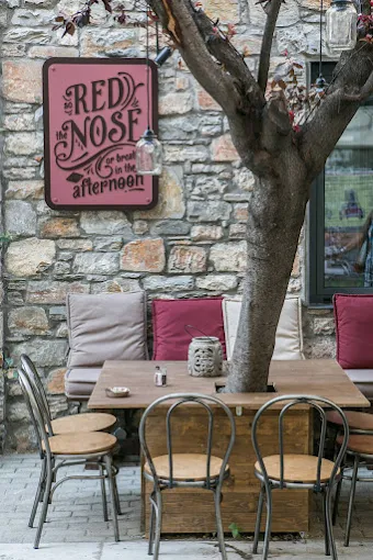 outdoors seating  - red nose bar volos 
